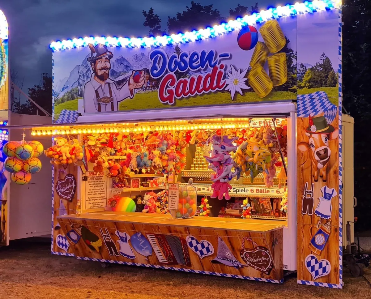 Losbude „Dosen-Gaudi“ mit Plüschtieren