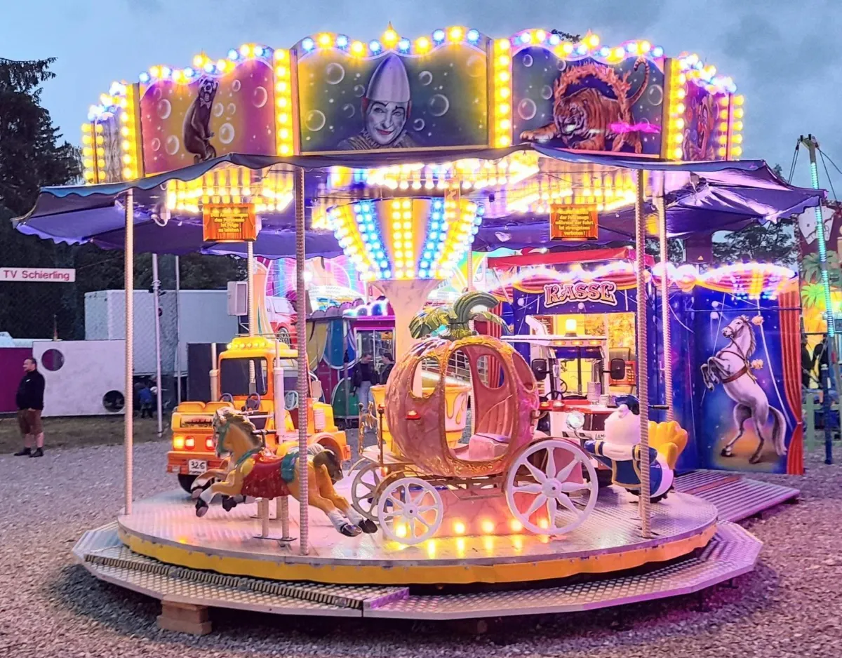 Beleuchtetes Kinderkarussell auf dem Festplatz