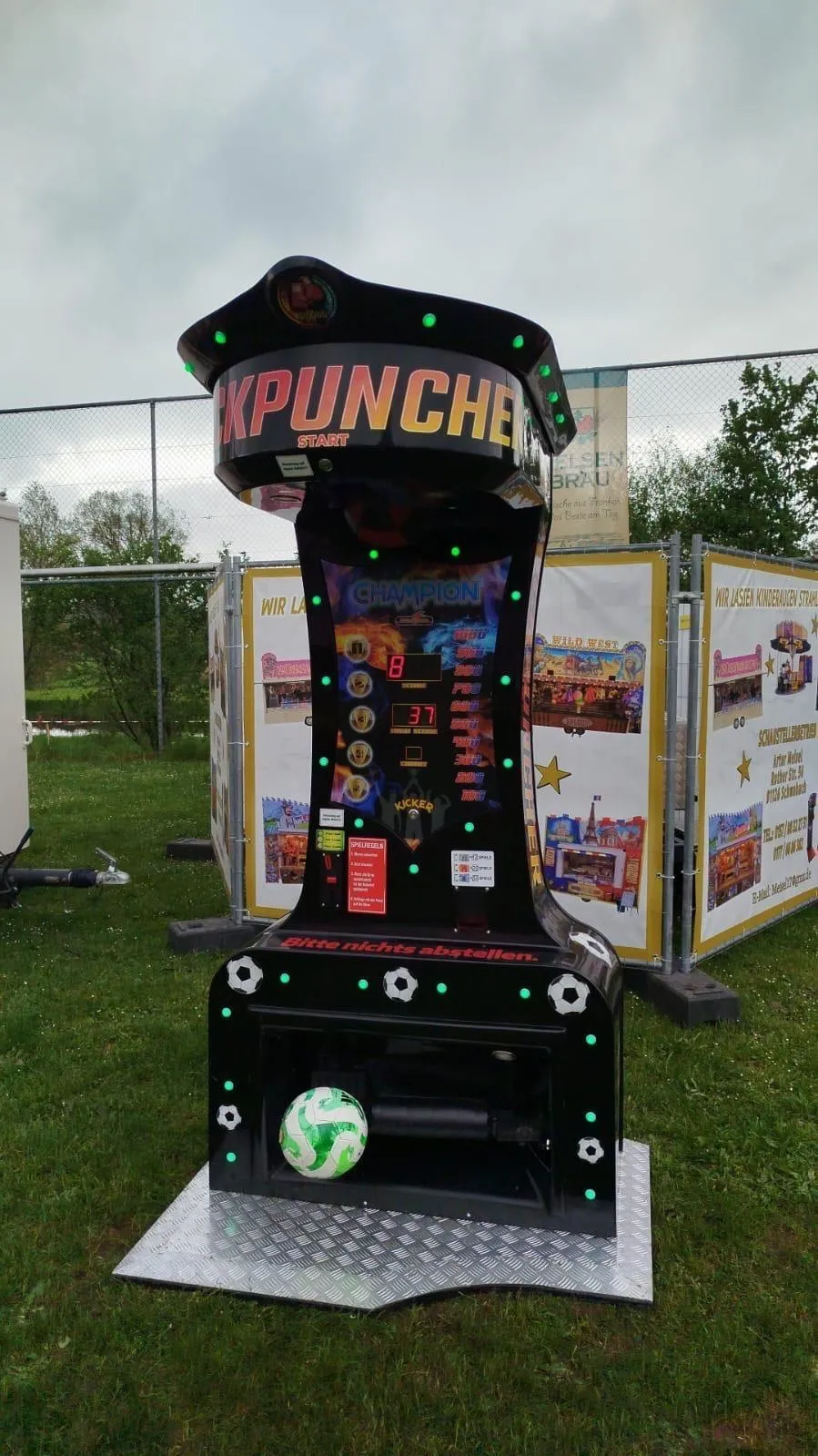 Kickpuncher-Automat zum Messen der Schussstärke